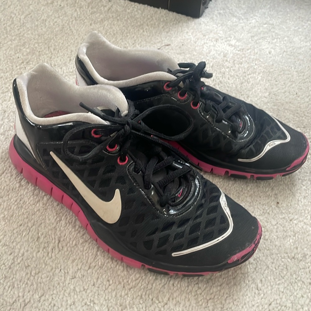 Women’s Nike Size 7 Free Tr Luxe black & pink